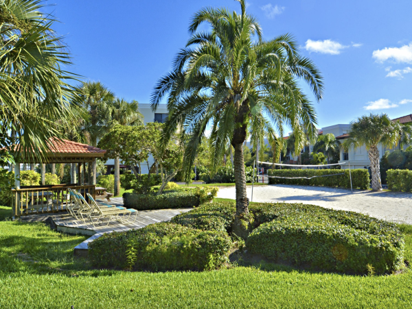 Luxurious Bayfront Condo Steps to beach